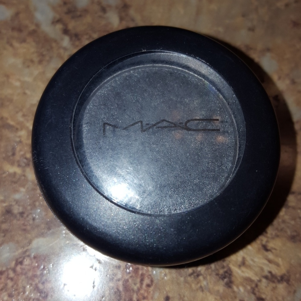 MAC Cosmetics eye shadow Knight Divine gray